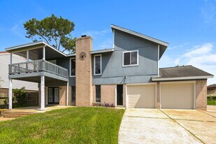 701 Tanglewood Dr in Friendswood, TX - Building Photo