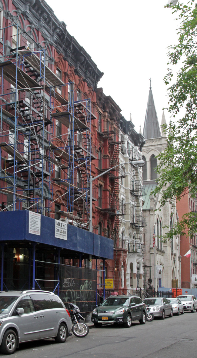 97 1/2 E Seventh St in New York, NY - Building Photo - Building Photo