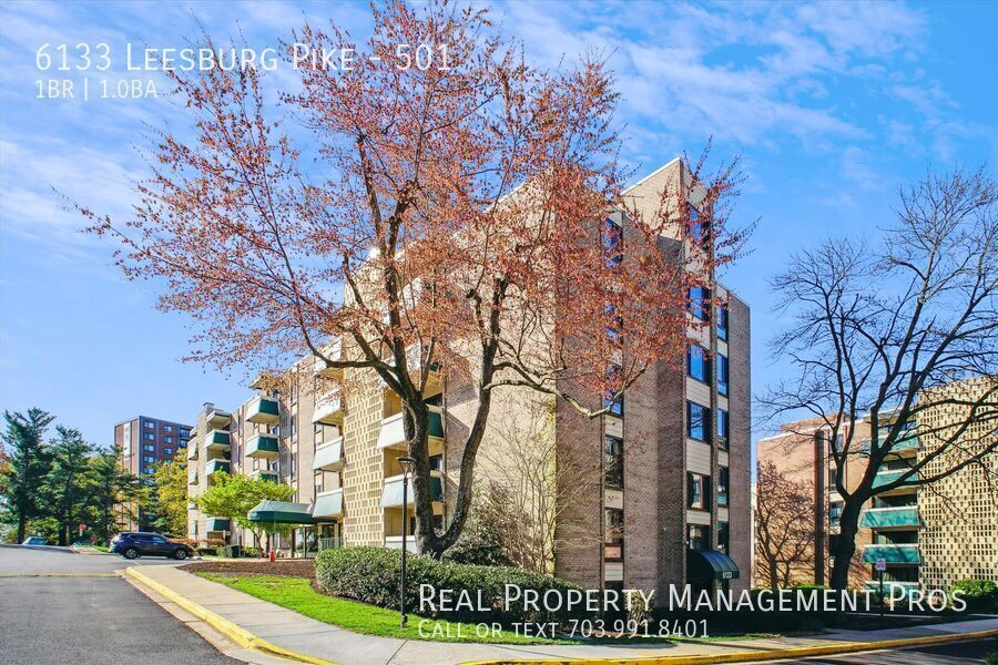 6133 Leesburg Pike in Falls Church, VA - Foto de edificio