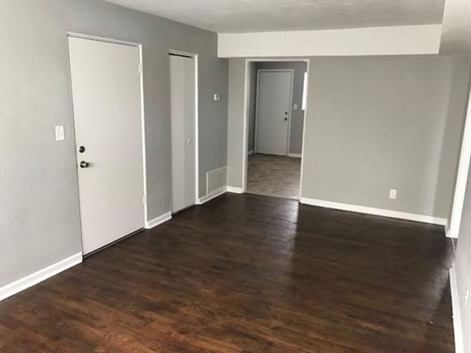 1056 Forest Ct in Kansas City, KS - Building Photo
