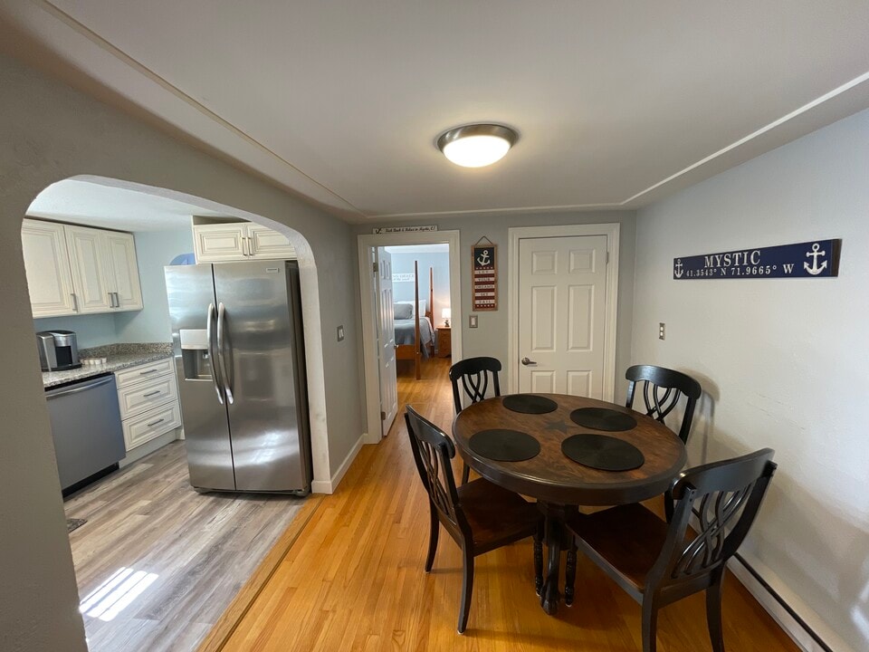 5 Pearl St, Unit Unit 3 in Groton, CT - Foto de edificio