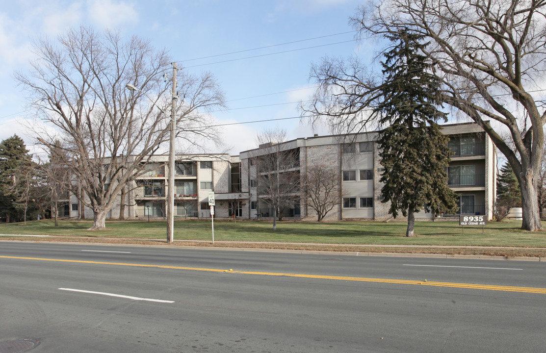 Cedar Grove Condominiums in Bloomington, MN - Building Photo