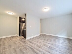 525 W Surf St, Unit B in Chicago, IL - Foto de edificio - Building Photo