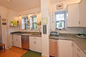 993 Memorial Dr, Unit 203 in Cambridge, MA - Building Photo - Building Photo