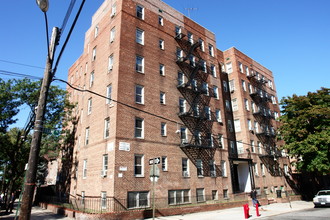 4190 Frame Pl in Flushing, NY - Building Photo - Building Photo