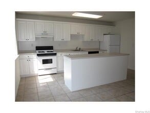 25 College Ave in Nanuet, NY - Building Photo - Building Photo