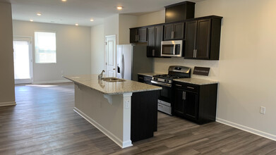 Room in Townhome on Chert Ln in Raleigh, NC - Building Photo - Building Photo