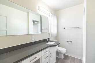 611 Levering Ave in Los Angeles, CA - Foto de edificio - Interior Photo