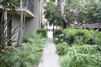 2356 Portland St. in Los Angeles, CA - Building Photo - Building Photo