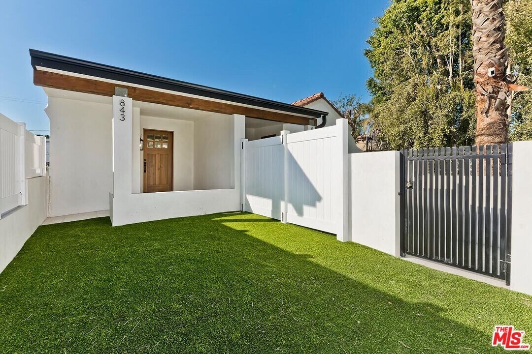 843 N Formosa Ave in Los Angeles, CA - Building Photo