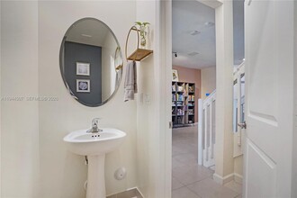 20648 NE 7th Pl in Miami, FL - Foto de edificio - Building Photo