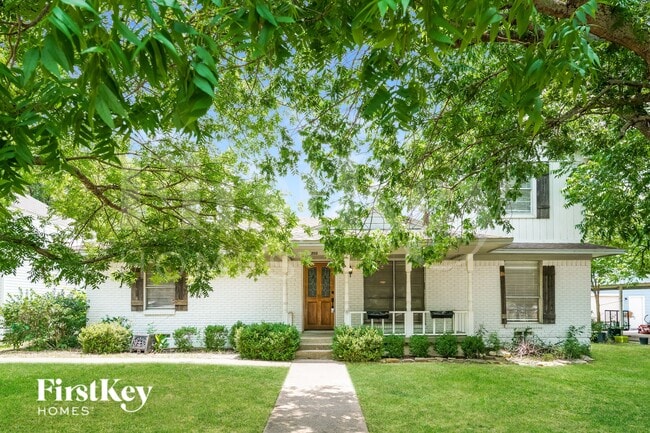 property at 206 E 5th St