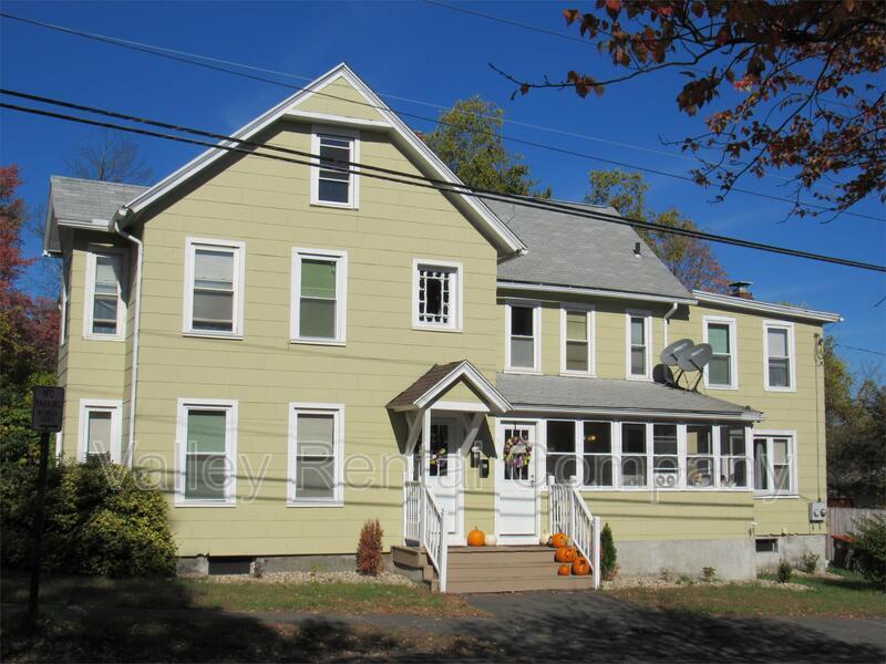 84 High St in Agawam, MA - Foto de edificio