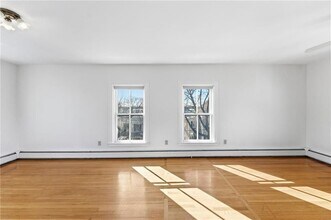 686 Hope St in Bristol, RI - Foto de edificio - Building Photo