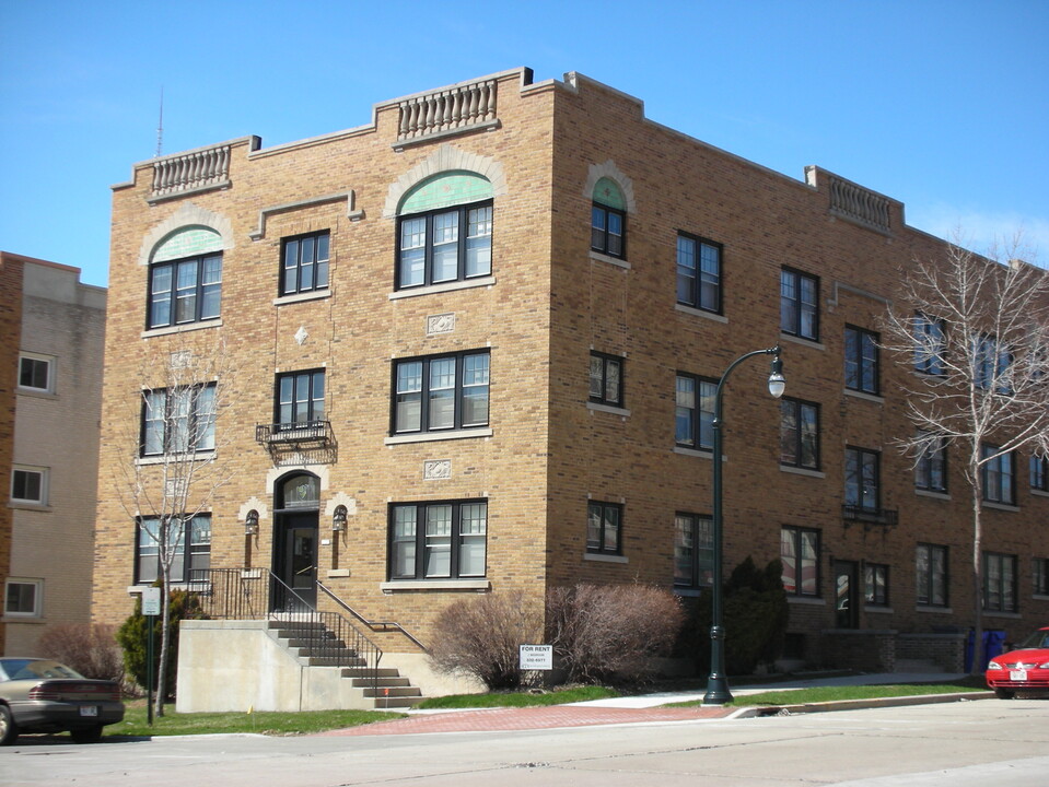 1720 E Newton Ave in Shorewood, WI - Foto de edificio