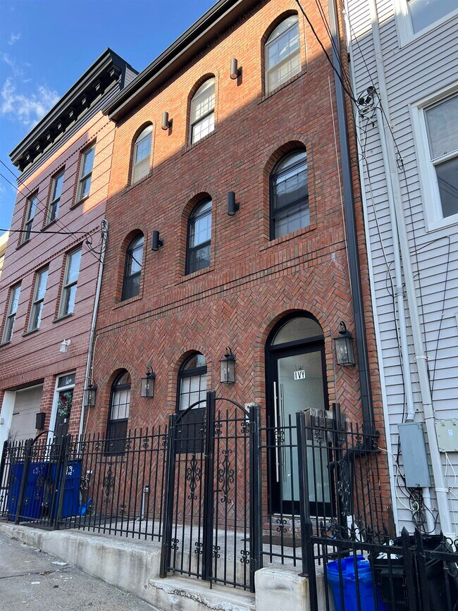 12 Ivy Pl in Jersey City, NJ - Building Photo - Building Photo