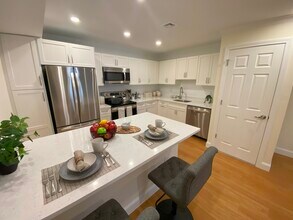 12 Waterfall Dr, Unit 00 in Canton, MA - Foto de edificio - Building Photo