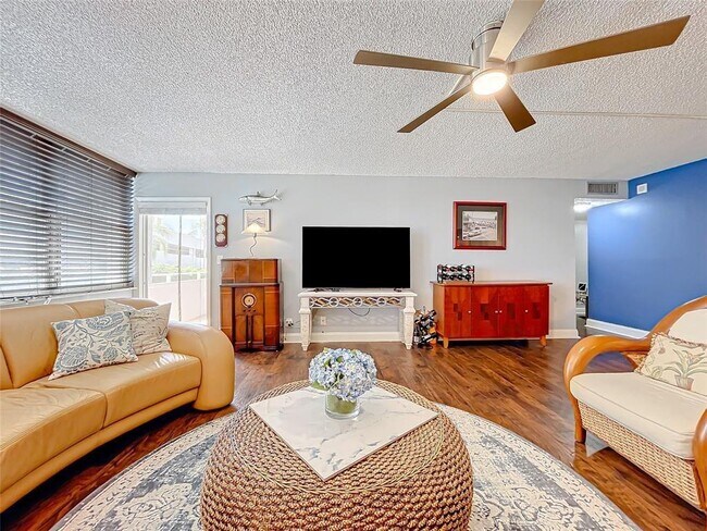 1160 N Federal Hwy, Unit 216 in Fort Lauderdale, FL - Foto de edificio - Building Photo