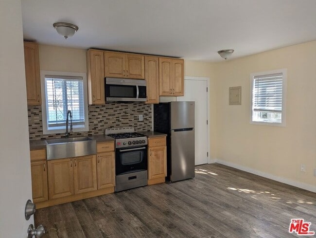 613 E 83rd St in Los Angeles, CA - Building Photo - Building Photo