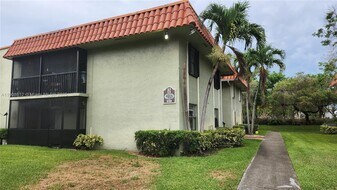 9708 Hammocks Blvd in Miami, FL - Building Photo