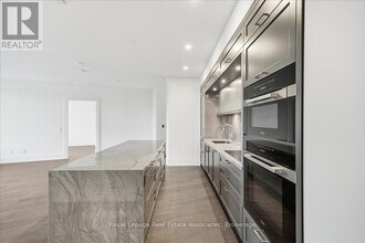 259 The Kingsway in Toronto, ON - Building Photo - Building Photo