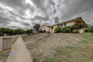 212 Oak Hill Dr in Kerrville, TX - Building Photo