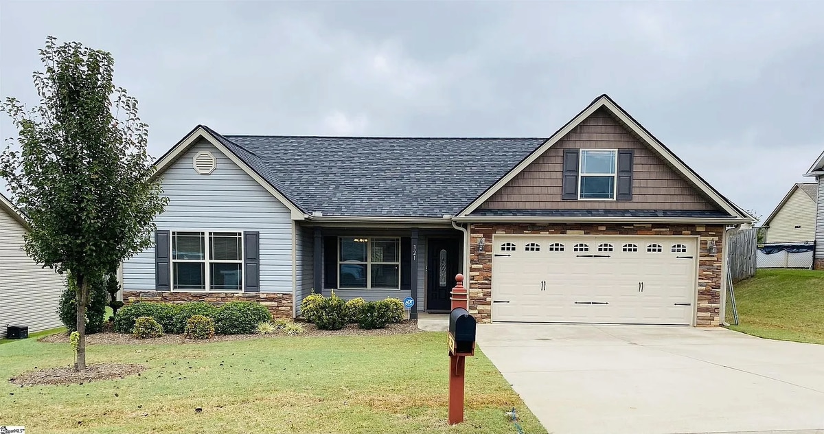 321 Gleaner Dr in Inman, SC - Building Photo