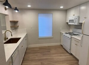 927 Stewart St in Santa Rosa, CA - Building Photo - Building Photo