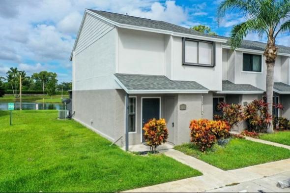 4206 Inlet Cir in Greenacres, FL - Foto de edificio