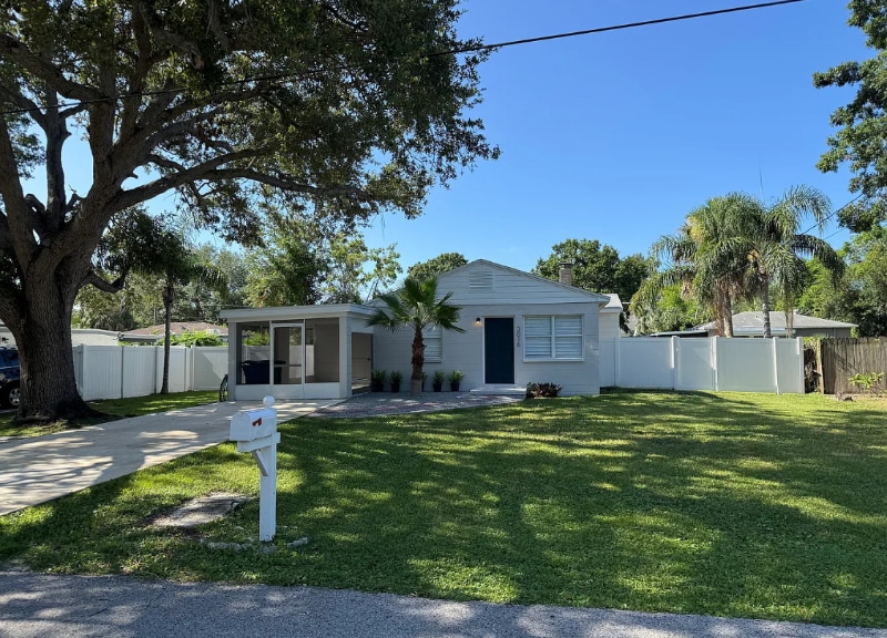 3016 W Van Buren Dr in Tampa, FL - Building Photo