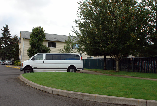 Vista Apartments in Salem, OR - Building Photo - Building Photo