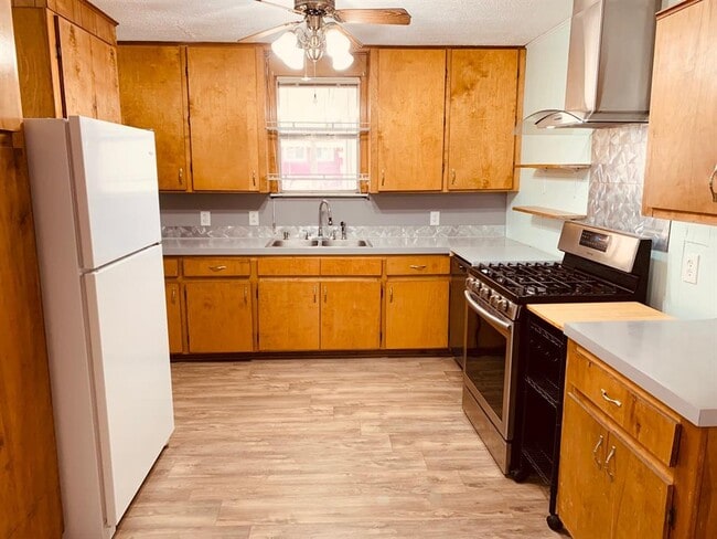 106 N Oak Ave in Luling, TX - Building Photo - Building Photo