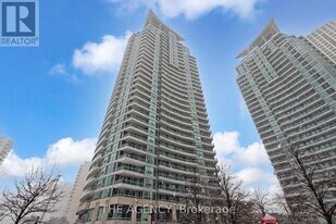 33 Elm Dr W in Mississauga, ON - Building Photo