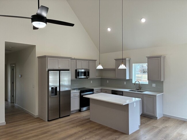 1500 W Meadowmere St in Springfield, MO - Building Photo - Building Photo