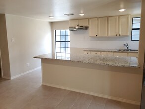 1822 Hays St in San Antonio, TX - Foto de edificio - Building Photo