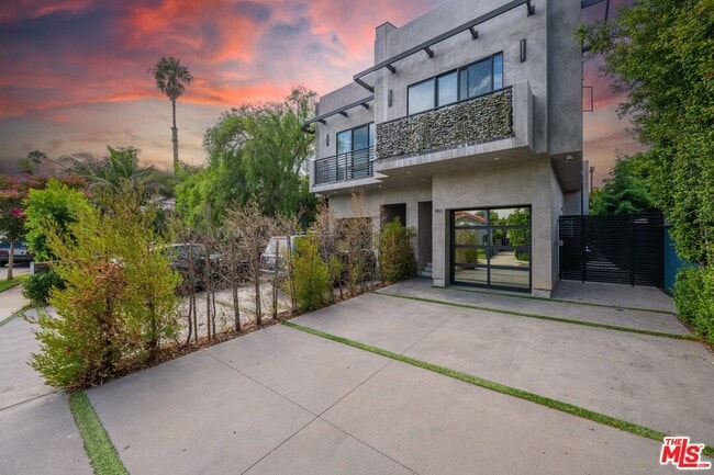 property at 1903 S Bedford St
