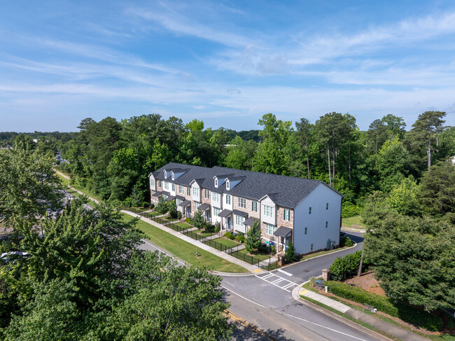 Woodland Pointe Subdivision in Roswell, GA - Foto de edificio - Building Photo