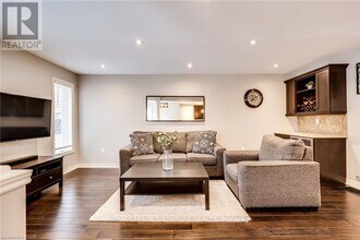 8 Blue Ribbon Way in Hamilton, ON - Building Photo - Building Photo