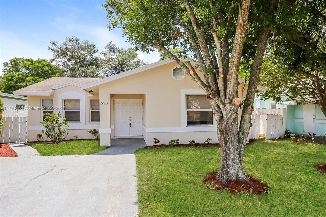 525 20th Ave N in Lake Worth Beach, FL - Building Photo