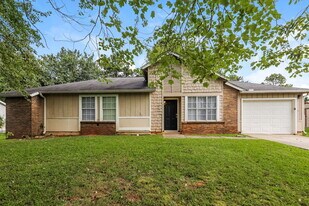 9512 Forest Knoll Dr in Jonesboro, GA - Building Photo