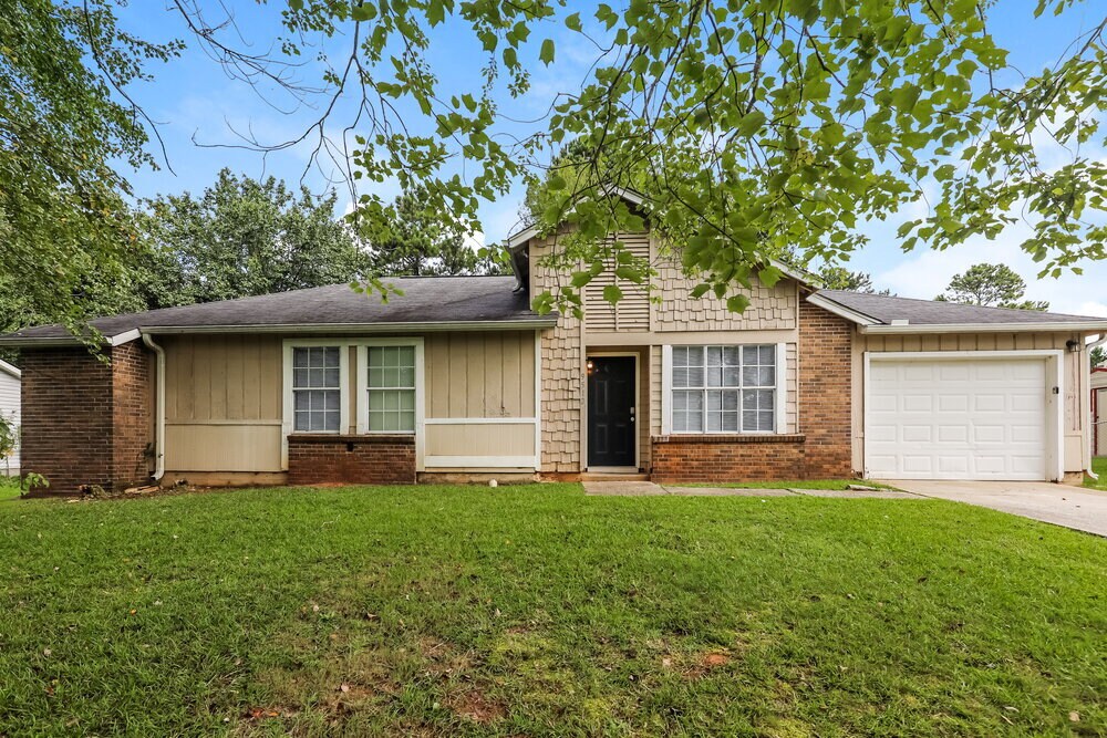 9512 Forest Knoll Dr in Jonesboro, GA - Building Photo