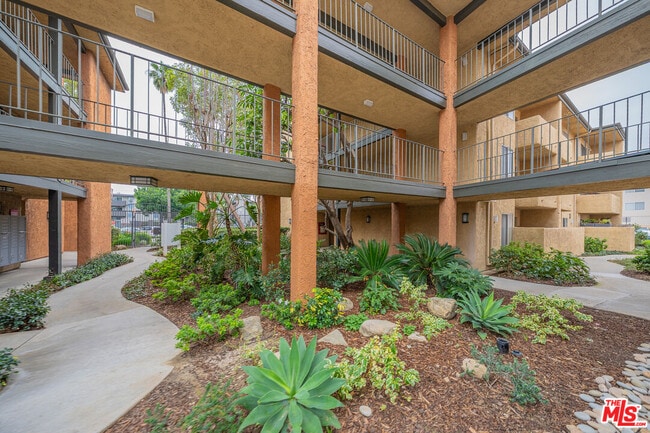 15425 Sherman Way in Los Angeles, CA - Building Photo - Building Photo