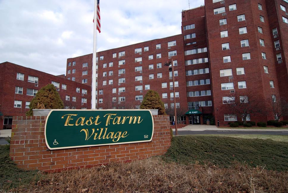 East Farm Village in East Haven, CT - Foto de edificio