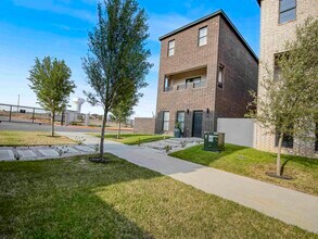 210 Veracruz Dr in Laredo, TX - Building Photo - Building Photo