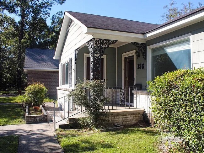 136 E 57th St in Savannah, GA - Building Photo - Building Photo