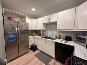 5100 SW 41st St in Hollywood, FL - Foto de edificio - Building Photo