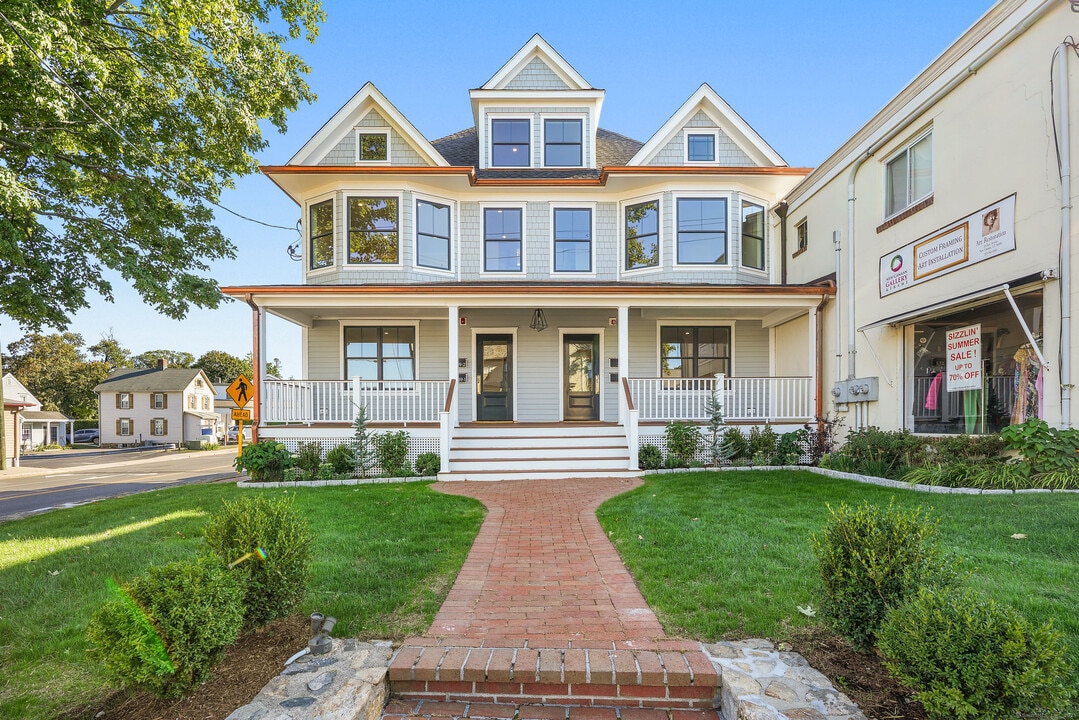 31 East Ave in New Canaan, CT - Building Photo