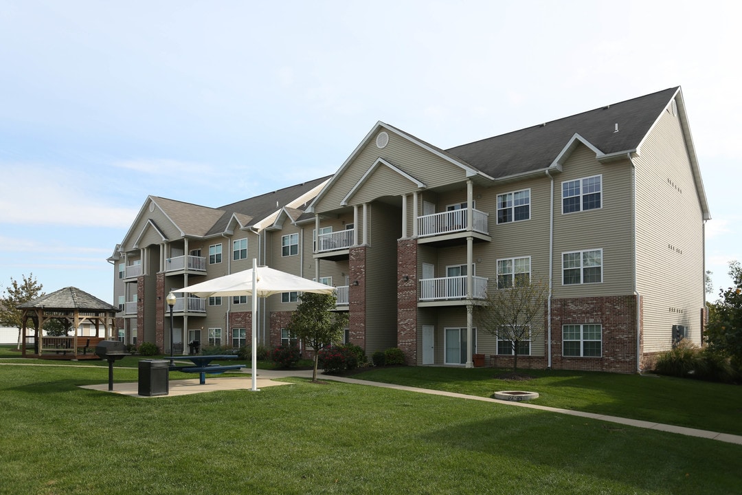 Villas At Crystal Lake in Swansea, IL - Building Photo