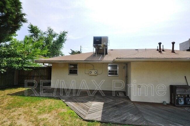 2 McDonald Rd in Hampton, VA - Foto de edificio - Building Photo