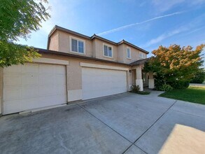 6110 E Sussex Way in Fresno, CA - Building Photo - Building Photo
